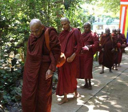Monks on their alms round at Na Uyana